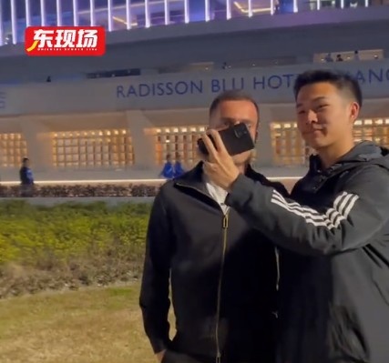 塞爾吉尼奧現(xiàn)身上海八萬人體育場，并與球迷親切打招呼合影