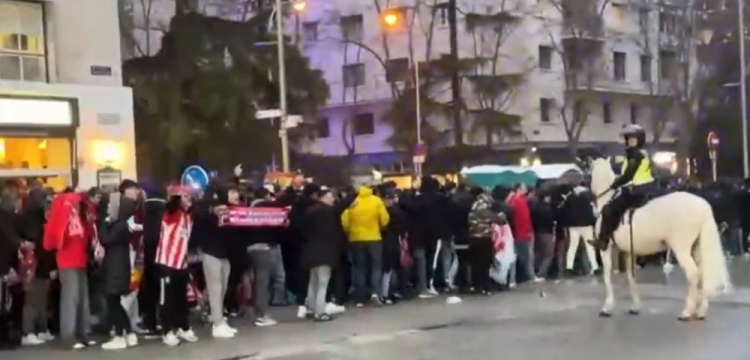 馬競球迷進(jìn)入伯納烏時向人群投擲雜物，導(dǎo)致安保對其進(jìn)行脫鞋檢查
