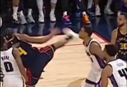抬腳過高踢到了對(duì)手下巴！NBA官方：穆迪這一動(dòng)作被判1級(jí)惡犯