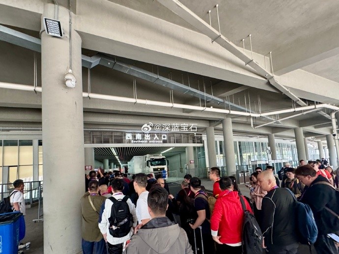 盛況空前！記者曬照：距離中澳之戰(zhàn)還有三小時(shí)，現(xiàn)場(chǎng)記者已超百名