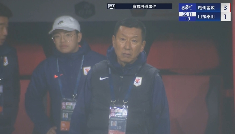 半場1-3落后遞補(bǔ)隊(duì)！場邊的崔康熙表情焦急