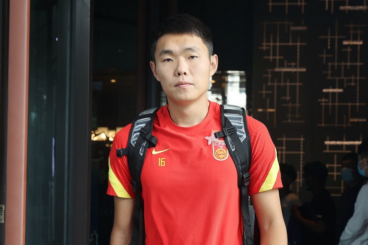媒體人：國足征召5名邊后衛(wèi)真的有必要嗎？中場堆積眾多8號位