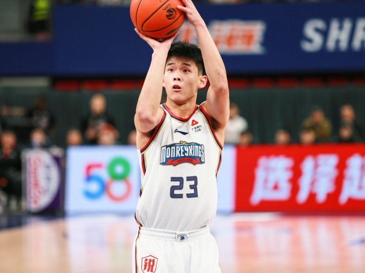 高效全能！林葳半場7中6拿到16分3板6助1斷