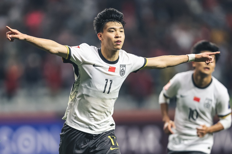 北青體育：18歲“跳級生”王鈺棟有望進入國足客戰(zhàn)沙特名單！